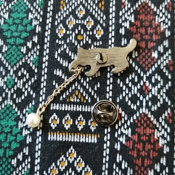 📍2/20$ Cat With Pearl Tassel Enamel Pin NWOT - Picture 5 of 6
